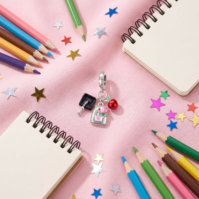 Charm pendant, triple pendentif scolaire avec sac à dos et pomme, pour femme, modèle Scholarina