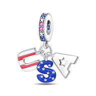 Pendentif charm U.S.A. avec lettres suspendues en émail rouge, bleu et blanc étoilé.