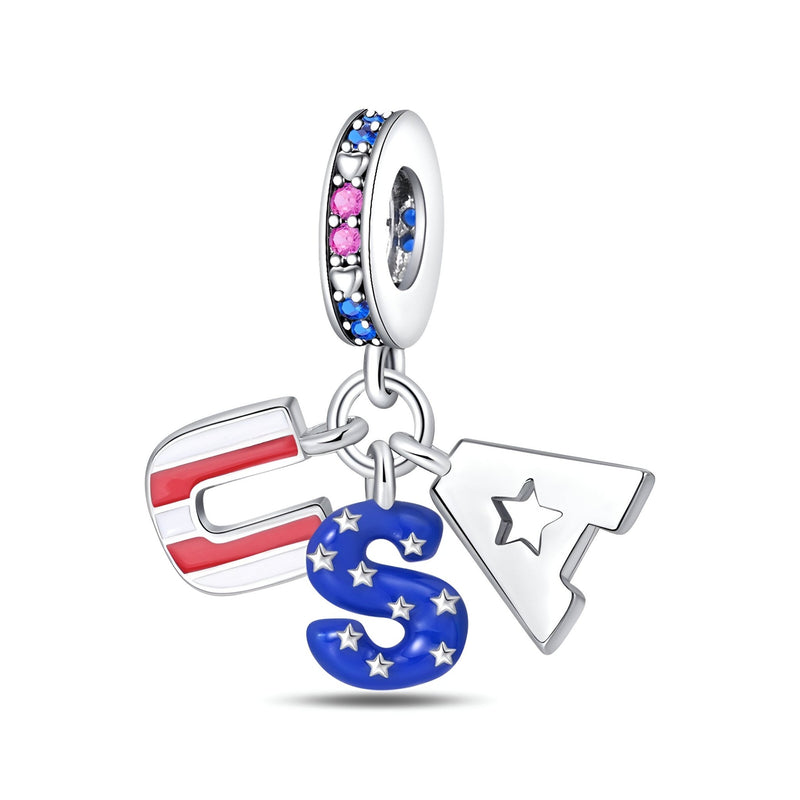 Pendentif charm U.S.A. avec lettres suspendues en émail rouge, bleu et blanc étoilé.