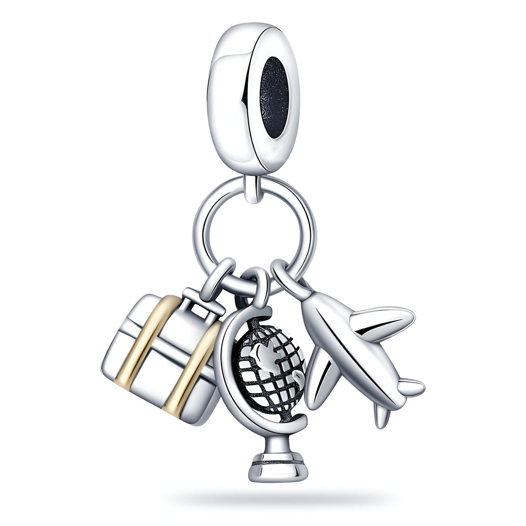 Charm pendentif en argent avec valise dorée, globe terrestre et avion détaillés.