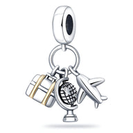 Charm pendentif en argent avec valise dorée, globe terrestre et avion détaillés.