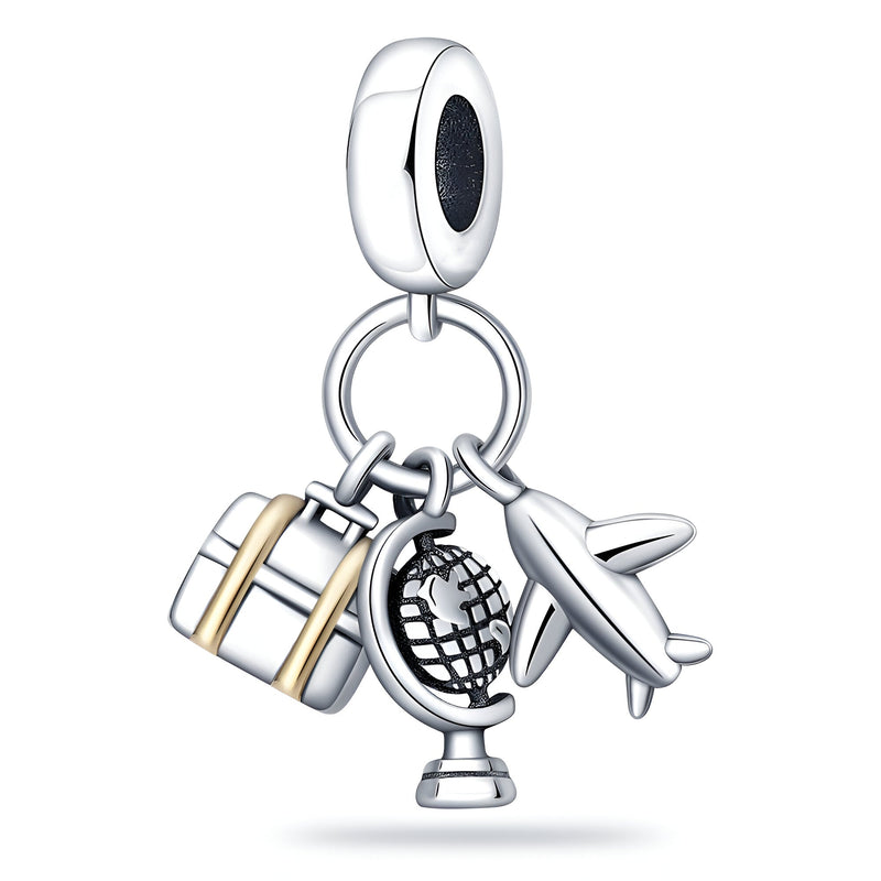 Charm pendentif en argent avec valise dorée, globe terrestre et avion détaillés.