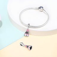 Bracelet argenté avec pendentif volant de badminton rose et noir, style délicat pour femme.