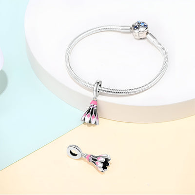 Bracelet argenté avec pendentif volant de badminton rose et noir, style délicat pour femme.