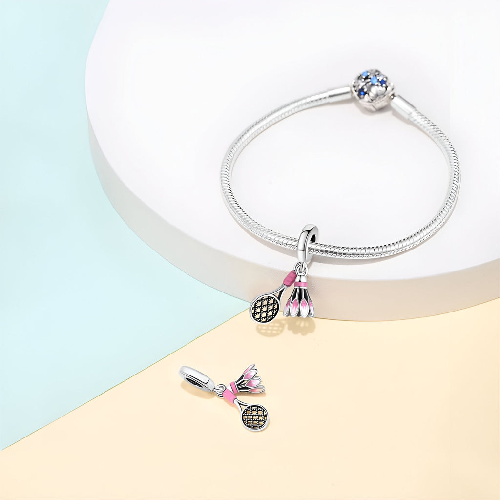 Bracelet argent avec pendentif volant et raquette de badminton féminins en émail et métal argenté.