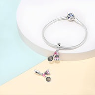 Bracelet argent avec pendentif volant et raquette de badminton féminins en émail et métal argenté.