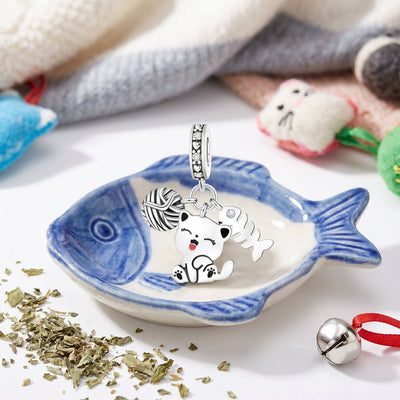 Charm triple pendentif chat, pelote et arête de poisson, finition argentée, modèle Chat Joueur Pelote et Arête