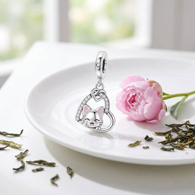 Charm chat blanc dans un coeur pavé de zircons, finition argentée, modèle I Love My Cat