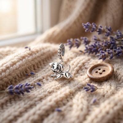 Charm pendentif petit chien en course, finition argentee, pour femme, modele Petit Chien Joyeux
