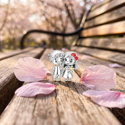 Charm figuratif enfants main dans la main, details emailles, pour femme, modele Amour d'Enfance