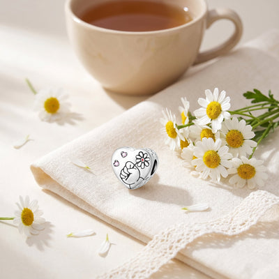 Charm hart met kinderhand en margriet, verzilverd koper, voor dames, model Hart Hand en Margriet