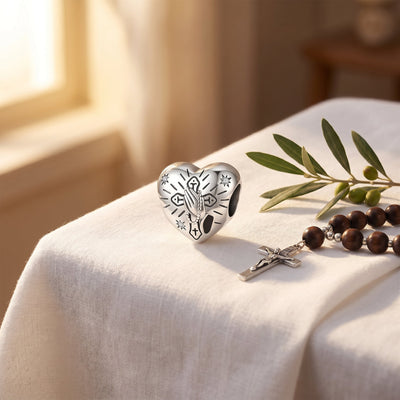 Spirituele charm, motief biddende handen en rozenkrans, verzilverde afwerking, model Gebed en Rozenkrans