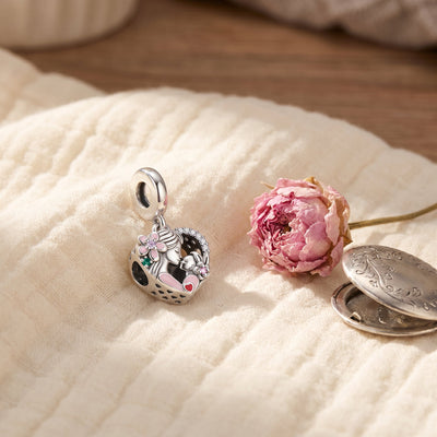 Charm mains entrelacees mere-enfant, pendentif coeur, emaille et zircons, modele Tendresse Maternelle
