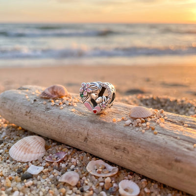 Charm mains entrelacees mere-enfant, pendentif coeur, emaille et zircons, modele Tendresse Maternelle