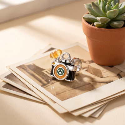 Charm macchina fotografica retrò, smalti colorati e impronta di zampa, modello Macchina Fotografica Avventuriera