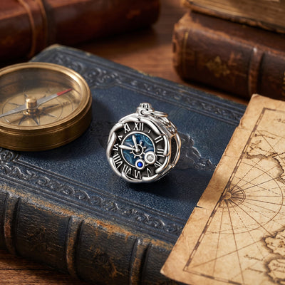 Γούρι ρολόι τσέπης steampunk, μπλε καντράν με λατινικούς αριθμούς, ασημένια επιφάνεια, μοντέλο Horologio