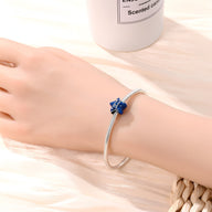 Bracelet argenté minimaliste avec charm étoile bleue scintillante Quinlan.