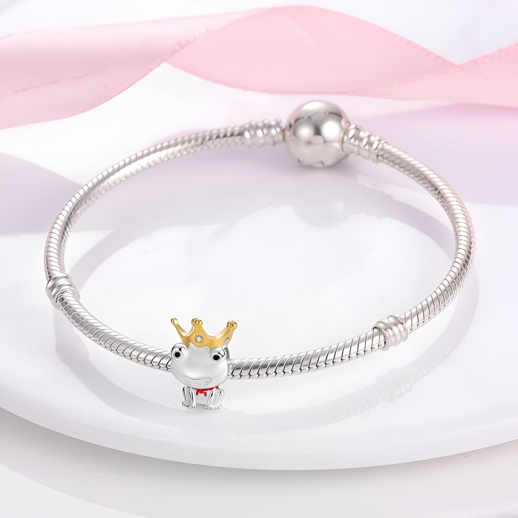 Bracelet en argent avec charm grenouille couronnée dorée et détail rouge, style Bryony.