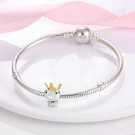 Bracelet en argent avec charm grenouille couronnée dorée et détail rouge, style Bryony.