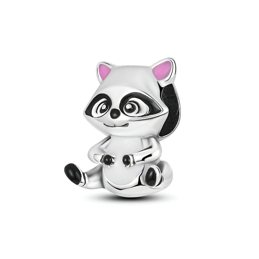 Charm raton laveur en métal argenté avec détails noirs et intérieurs d'oreilles roses.