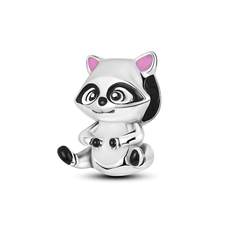 Charm raton laveur en métal argenté avec détails noirs et intérieurs d'oreilles roses.