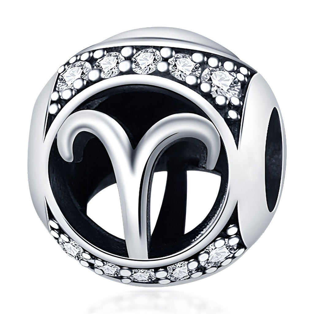 Charm rond en argent avec le symbole du bélier noir et détails en strass brillants.