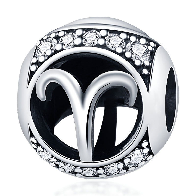 Charm rond en argent avec le symbole du bélier noir et détails en strass brillants.