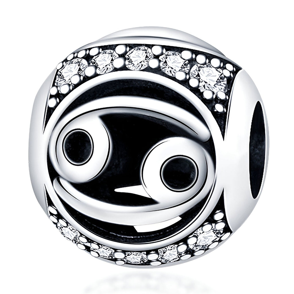 Charm rond argenté signe du zodiaque Cancer avec émail noir et cristaux scintillants.