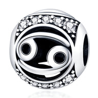 Charm rond argenté signe du zodiaque Cancer avec émail noir et cristaux scintillants.