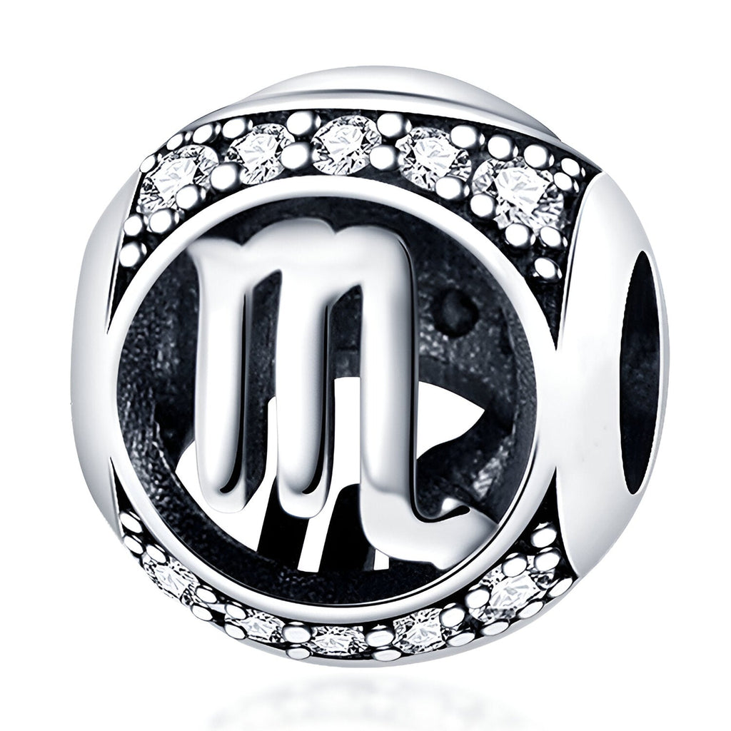 Charm rond en argent avec signe du zodiaque Scorpion et bordure ornée de petits cristaux blancs.