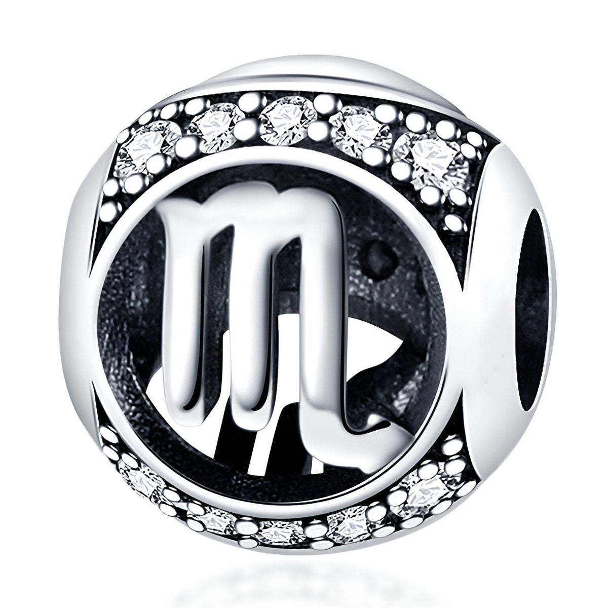 Charm rond en argent avec signe du zodiaque Scorpion et bordure ornée de petits cristaux blancs.