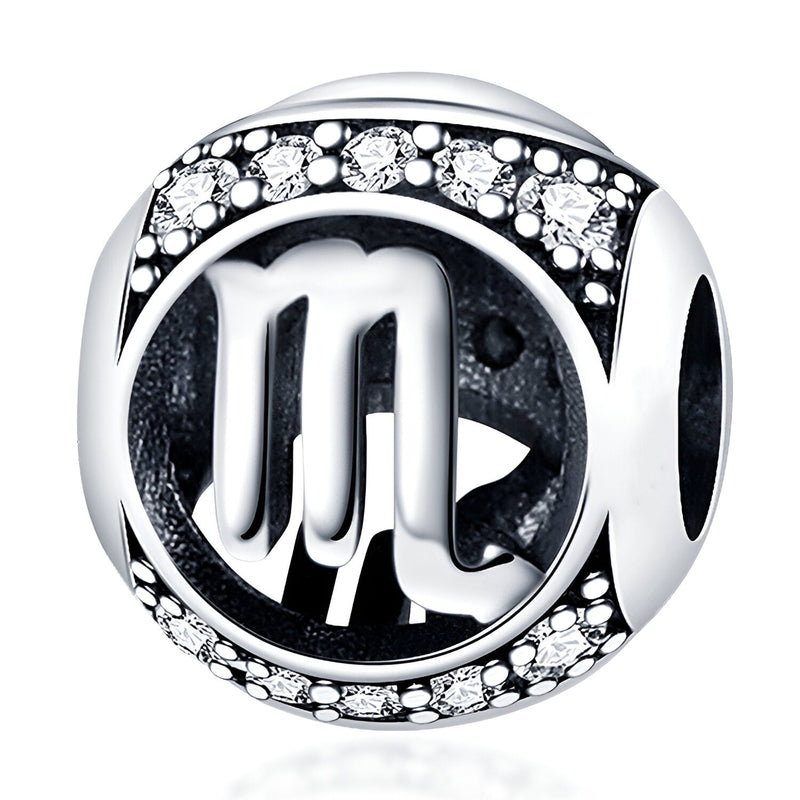 Charm rond en argent avec signe du zodiaque Scorpion et bordure ornée de petits cristaux blancs.