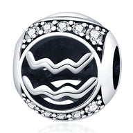 Charm rond en argent avec symbole du signe Verseau noirci et oxyde de zirconium sur le pourtour.