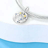 Charm rond en argent pour bracelet, motif constellation Balance avec étoiles et pierres bleues.