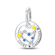 Charm rond en argent avec constellation du Capricorne en strass bleus et étoiles jaunes, gravé Lucky Capricorn.
