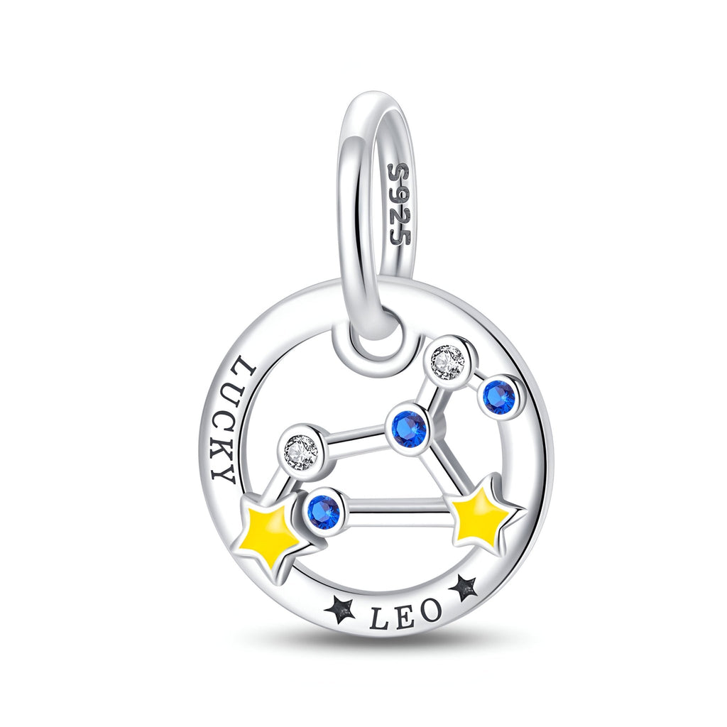 Charm argenté signe Lion avec constellation décorée d'étoiles jaunes et cristaux bleus.
