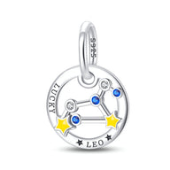Charm argenté signe Lion avec constellation décorée d'étoiles jaunes et cristaux bleus.