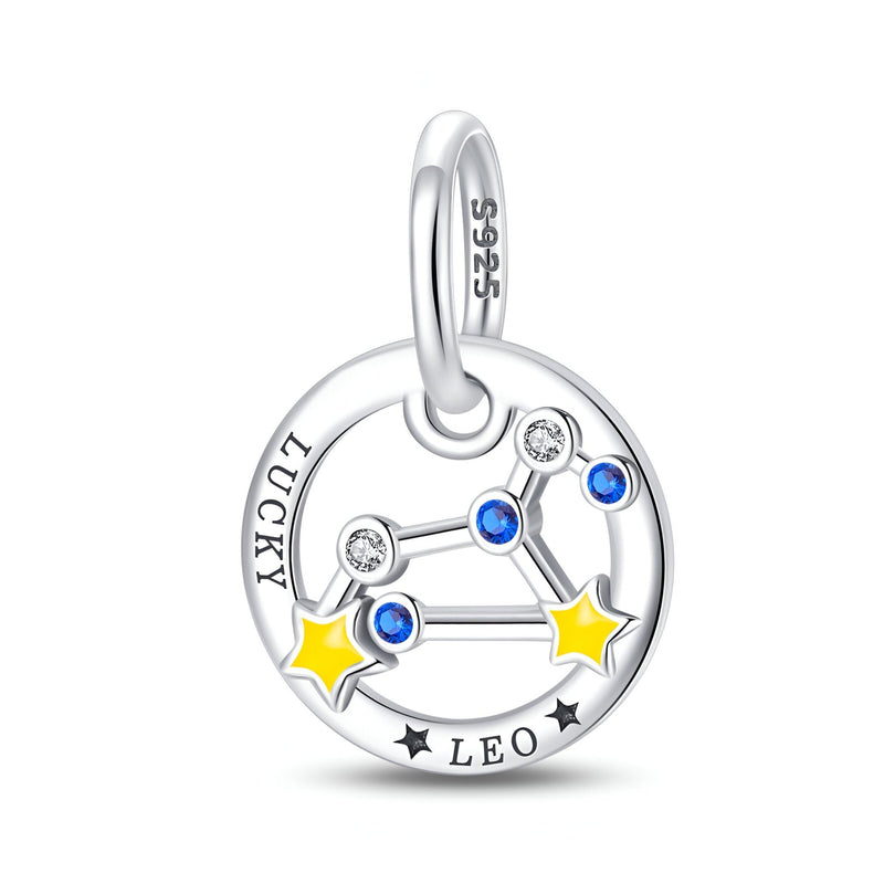 Charm argenté signe Lion avec constellation décorée d'étoiles jaunes et cristaux bleus.