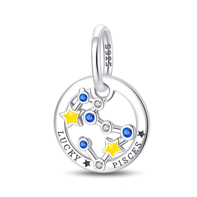 Charm rond en argent sterling avec constellation Poisson, étoiles jaunes et strass bleus et blancs, inscription LUCKY PISCES.