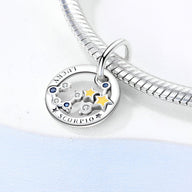 Charm rond en argent avec constellation du Scorpion, étoiles et pierres bleues, modèle Damaris.