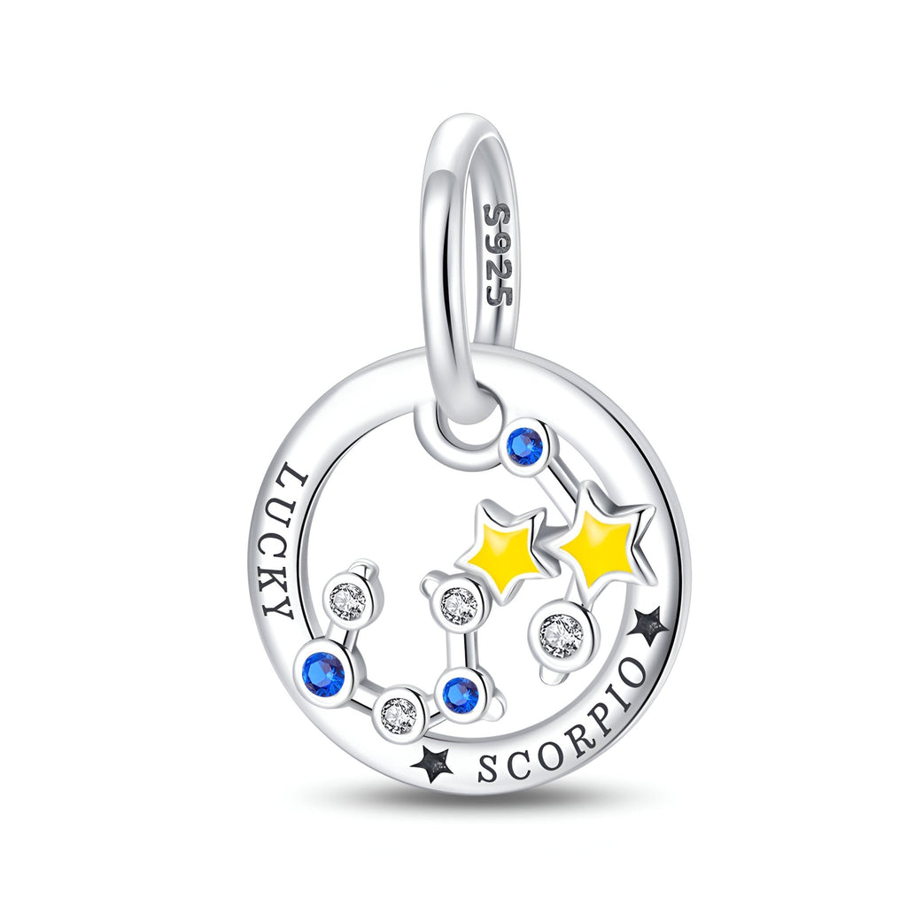 Charm rond en argent 925 avec constellation Scorpion, étoiles jaunes et cristaux bleus.