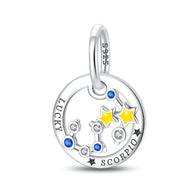 Charm rond en argent 925 avec constellation Scorpion, étoiles jaunes et cristaux bleus.