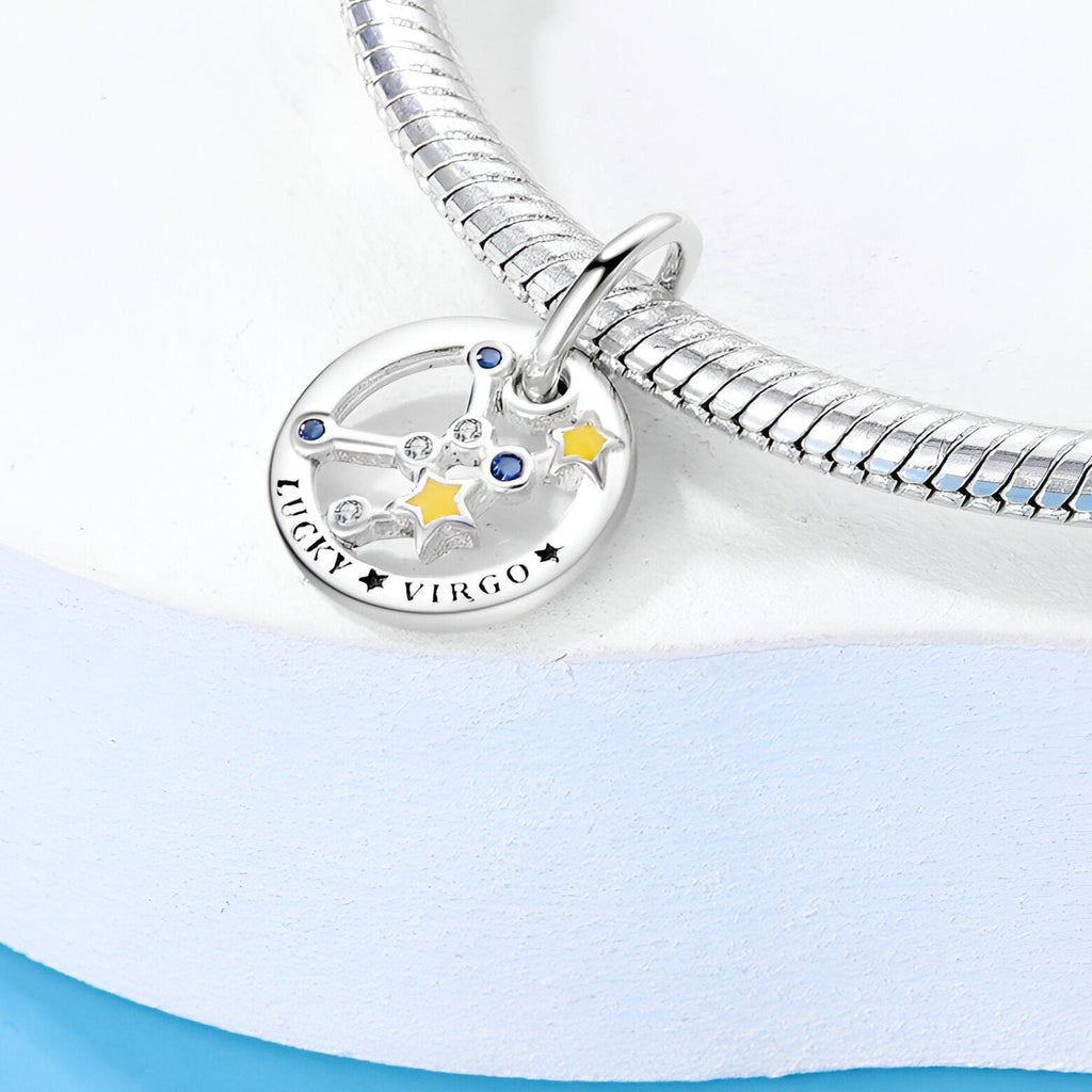 Charm argenté signe Vierge avec étoiles bleues et jaune, gravé Lucky Virgo, pendentif rond sur bracelet serpent.