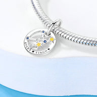 Charm argenté signe Vierge avec étoiles bleues et jaune, gravé Lucky Virgo, pendentif rond sur bracelet serpent.