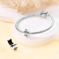 Bracelet argent avec charm soleil orné de petites pierres brillantes.