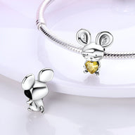 Charm souris en argent avec grandes oreilles et pierre jaune en forme de cœur, pour bracelet.