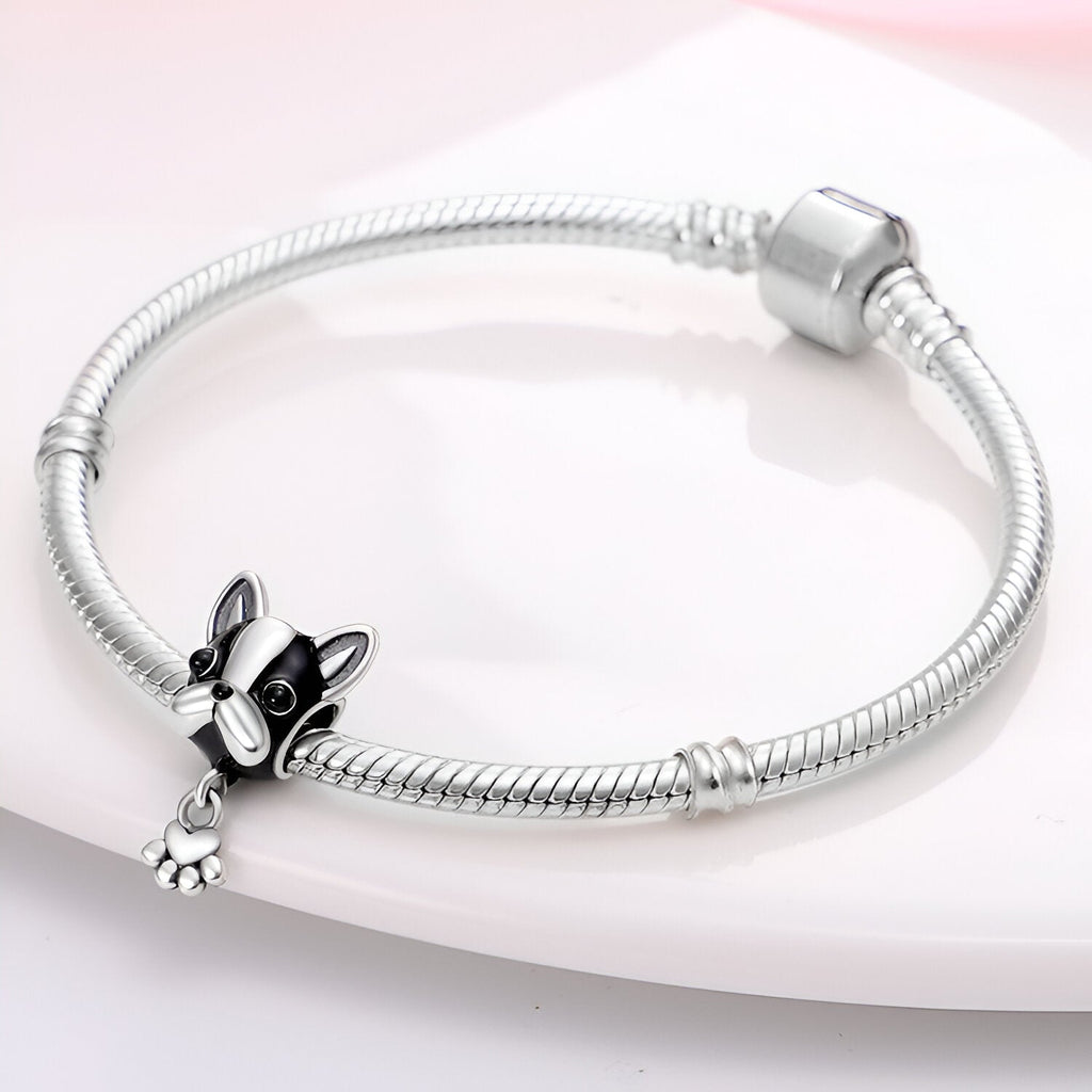 Bracelet argenté avec charm tête de bulldog français noir et blanc pour femme.