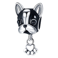 Charm argenté tête de bulldog français noir et blanc avec patte pendante en forme de cœur.