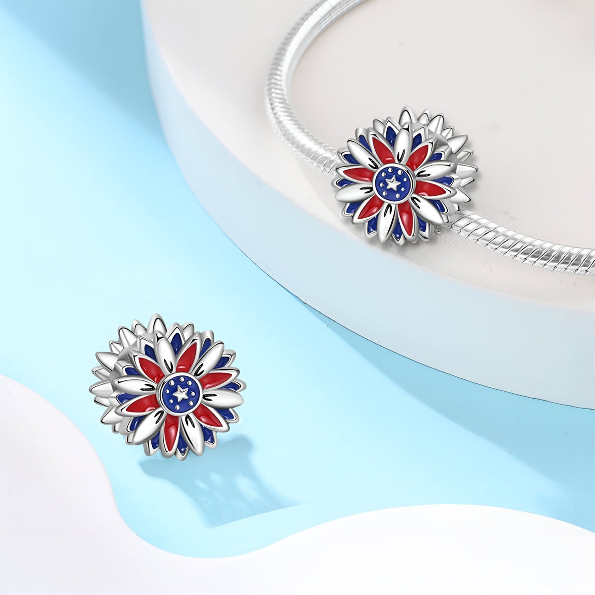 Charm tournesol en argent avec pétales rouges et blancs et centre bleu étoilé, pour bracelet.
