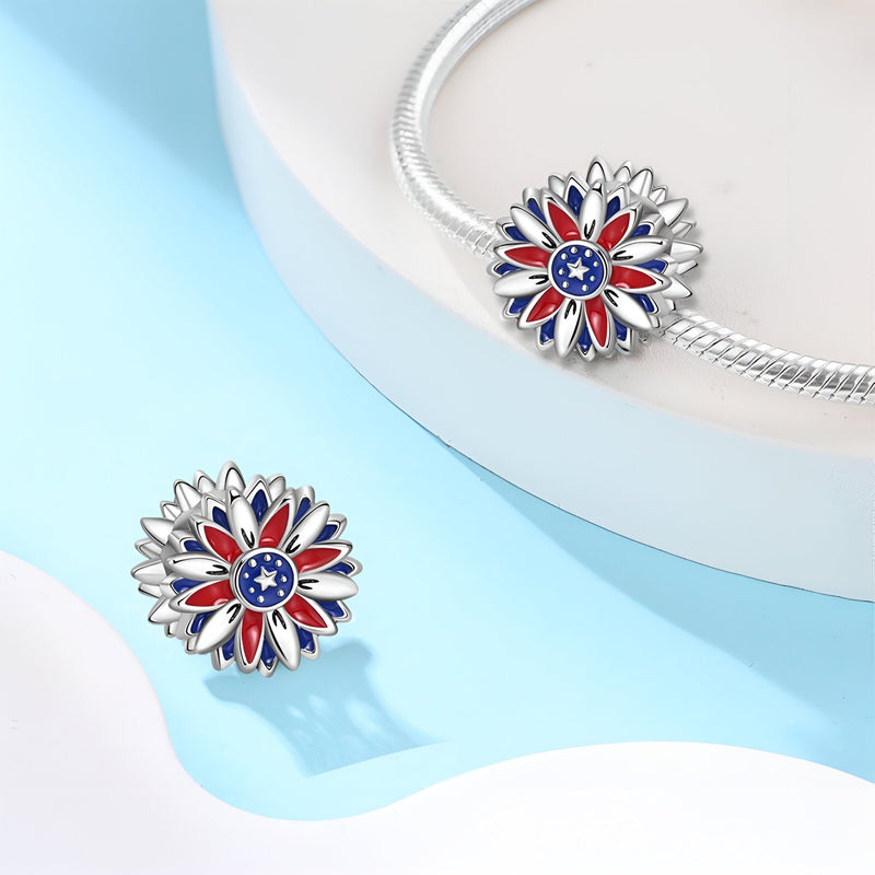 Charm tournesol en argent avec pétales rouges et blancs et centre bleu étoilé, pour bracelet.